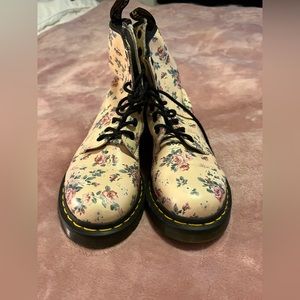 Floral dr martens